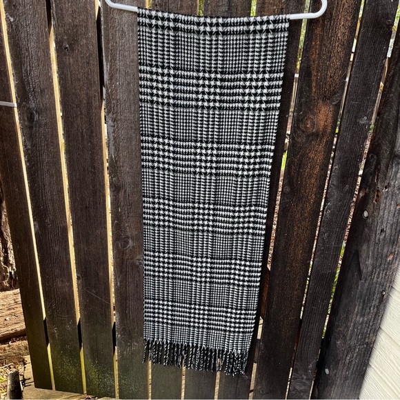 V FRAAS Cashmink Black & White Houndstooth Fringed Scarf - Picture 9 of 12